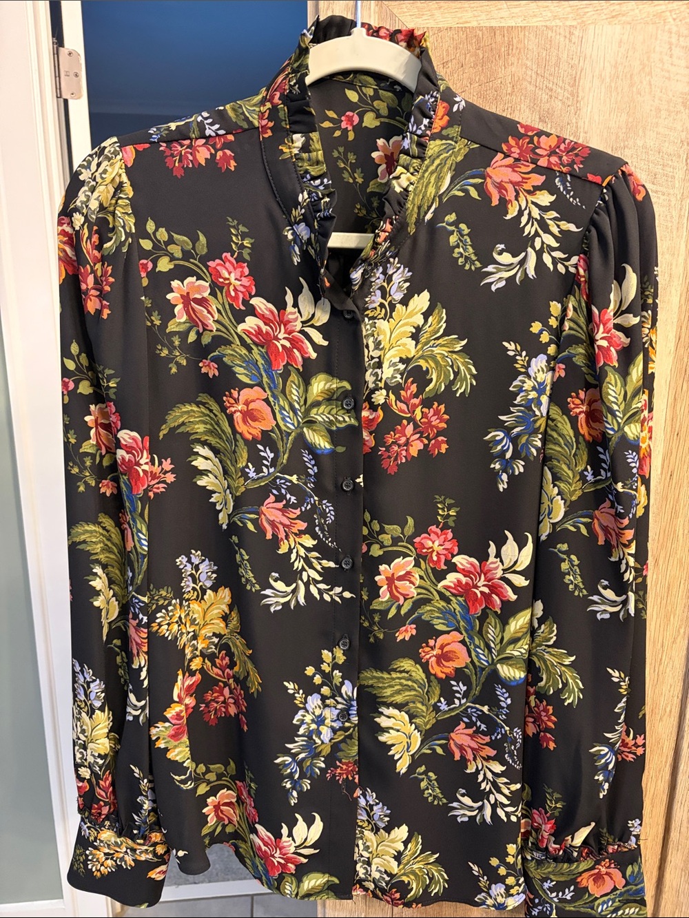 Tahari Large floral polyester long sleeve blouse ruffle neck puff sleeves